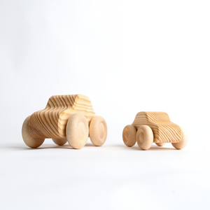 Das DreamTeam: Holzspielzeug Autos für Papa und Kind, fair und nachhaltig in Deutschland produziert
